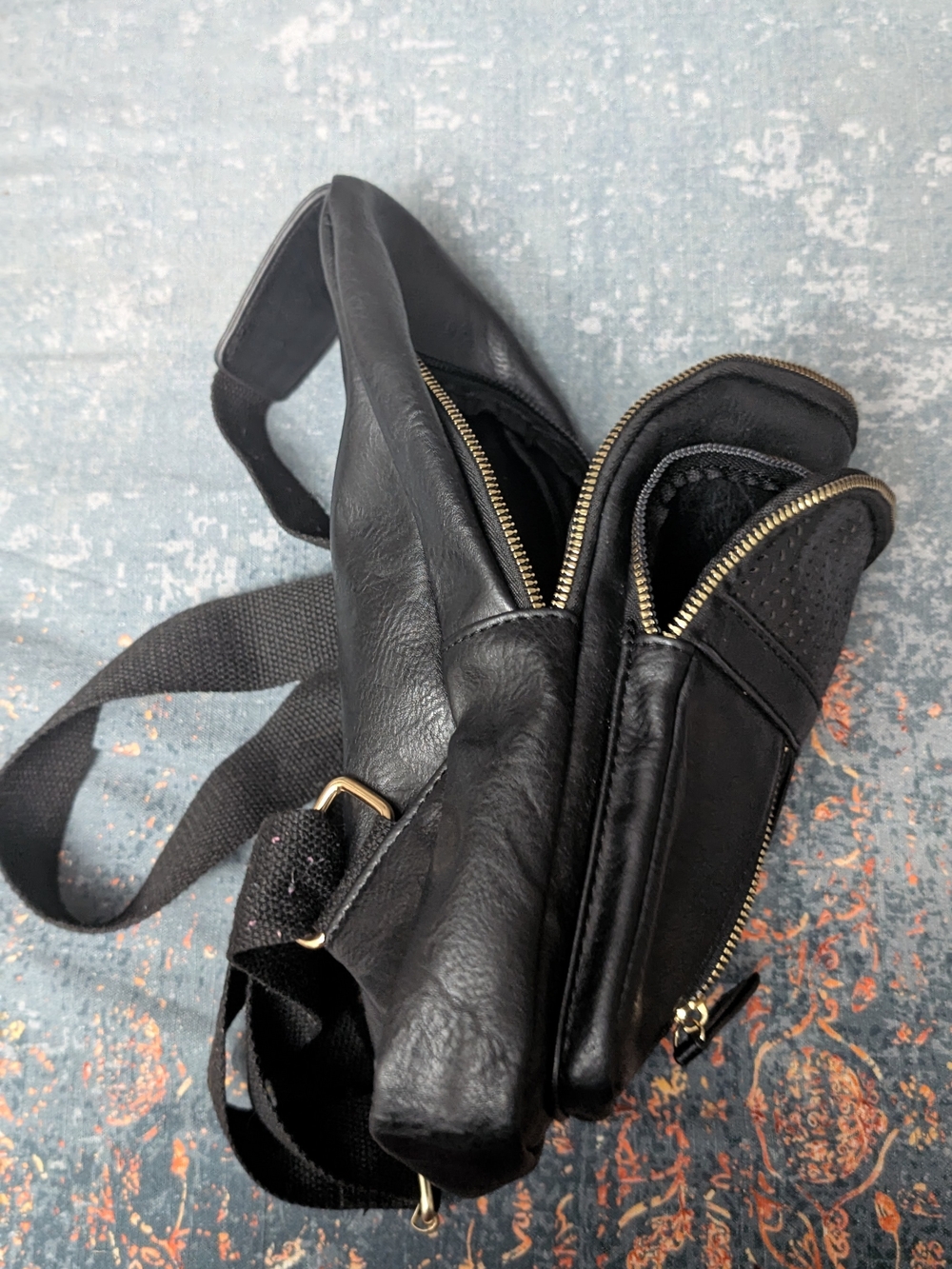 Black Leather Sling Crossbody Bag - Classic Women's Carry - Picture 2 of 2
